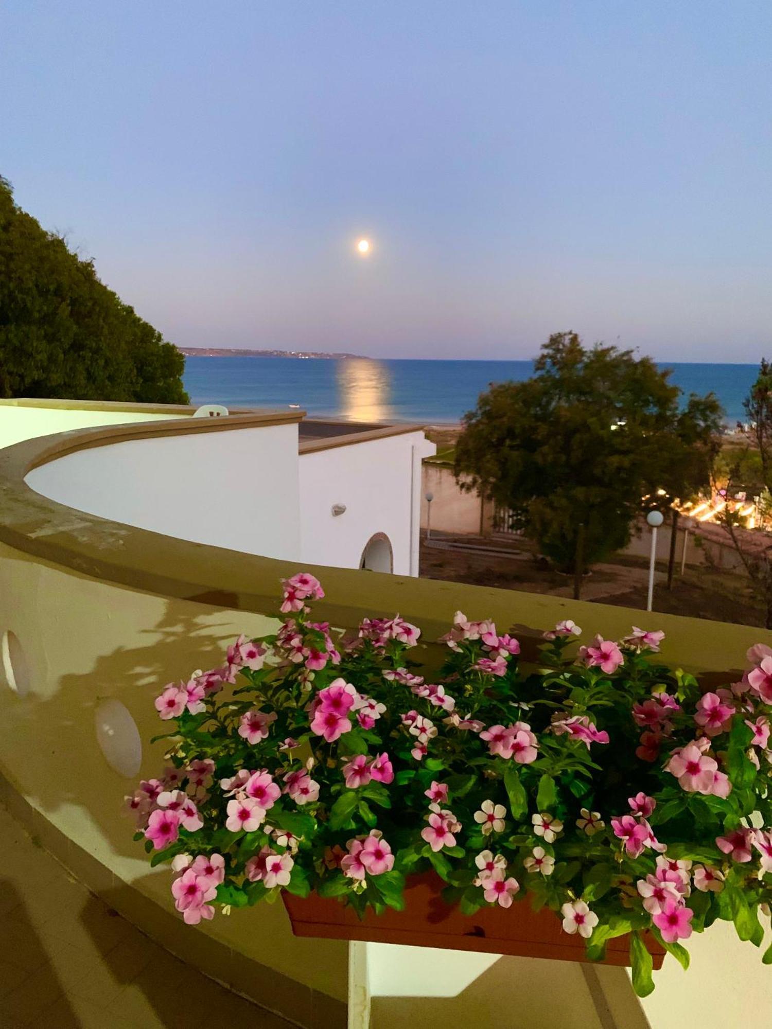 La Bussola Otel Porto Palo Dış mekan fotoğraf